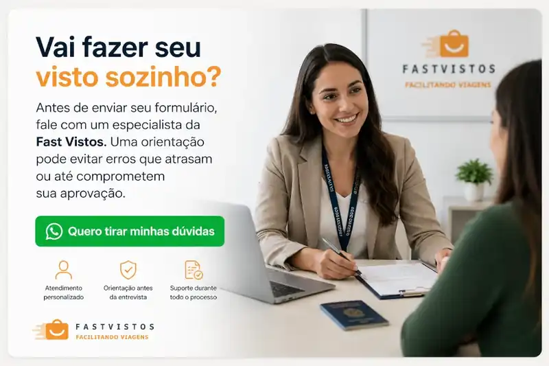 Especialista orientando cliente sobre visto americano