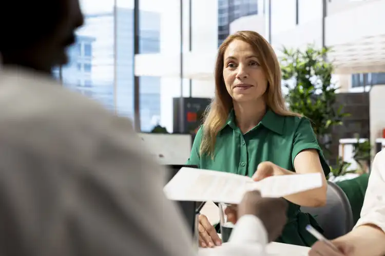 Candidato à entrevista consular com documentos organizados