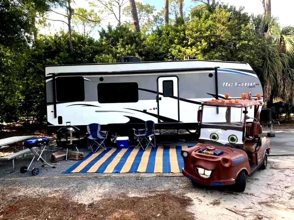 Família brasileira transforma trailer de luxo em lar fixo na Disney World por 70% do ano