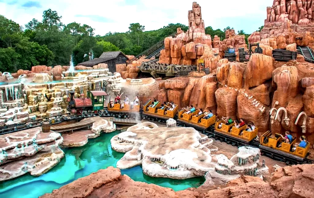 Montanhas-russas clássicas do Disney World voltam em maio: Big Thunder e Tron agitam Orlando