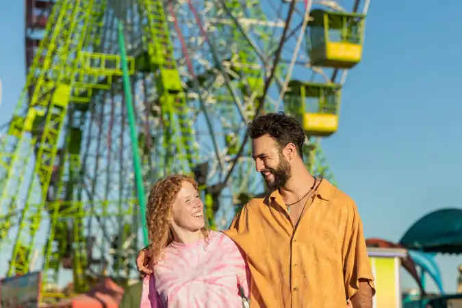 Pessoas curtindo os parques da Disney