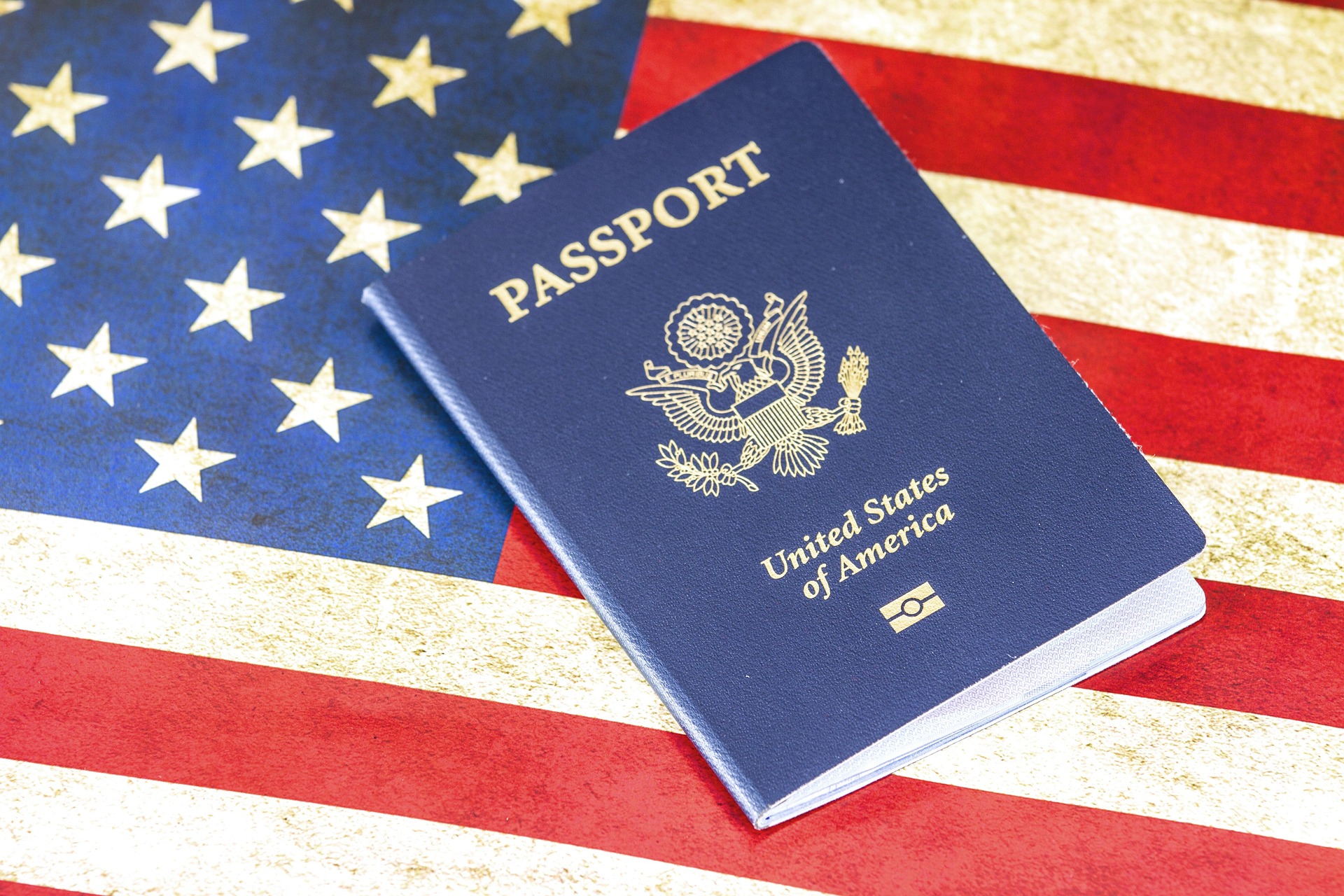 Tempos de espera para vistos americanos diminuem no Brasil, mas alta demanda pode apertar agenda